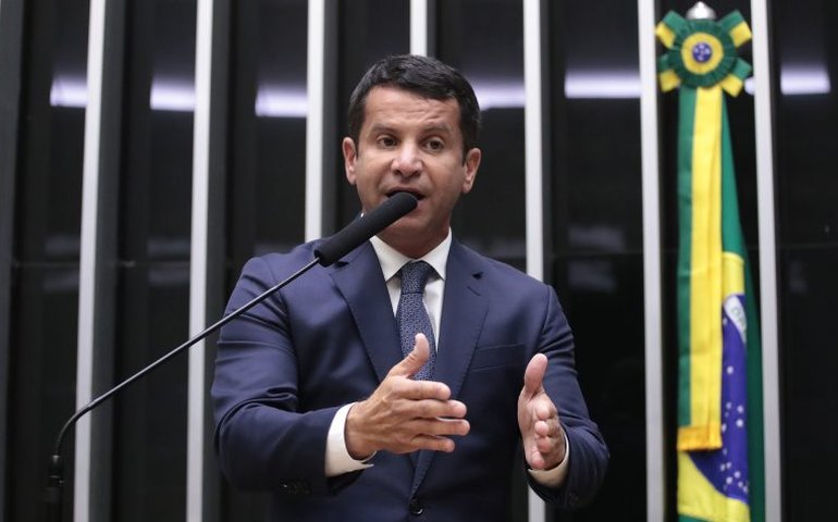 Câmara aprova projeto que regulamenta verificação da idade mínima exigida dos candidatos