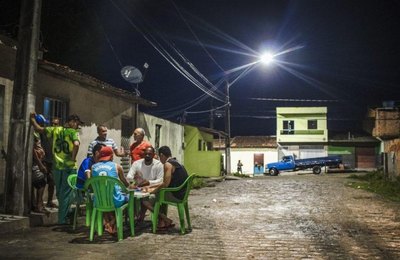 Melhoria da iluminação pública retoma uso de espaços públicos em Maceió