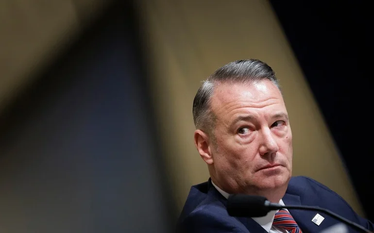 Como o chefe do ICE respondeu a perguntas no Congresso sobre as políticas de imigração de Trump