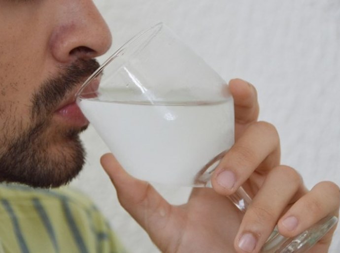 Beber bastante água pode prevenir infecções urinárias, orienta médico