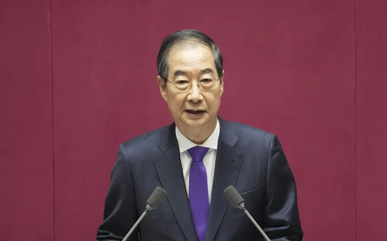 Premiê sul-coreano Han Duck-soo é reintegrado como presidente interino após impeachment anulado