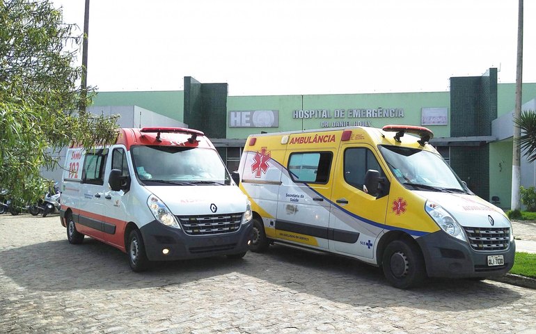 Profissionais do Hospital de Emergência do Agreste orientam foliões sobre cuidados no Carnaval