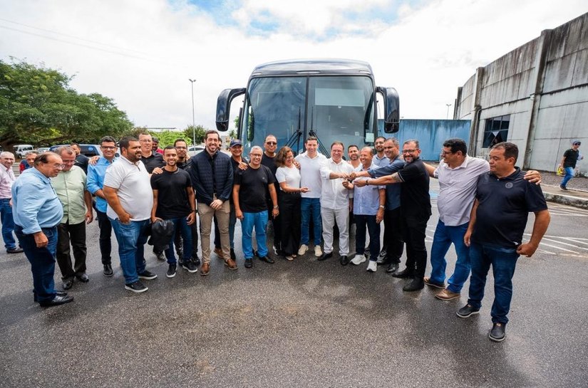 Luciano entrega ônibus zero km à direção do ASA avaliado em R$ 1,7 milhão