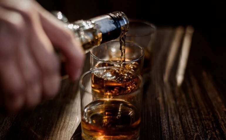 Número de mortos após consumo de bebida alcoólica adulterada na Índia passa de 50