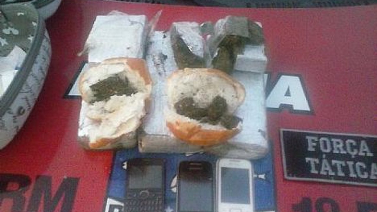 Mulher é presa após ser flagrada com droga dentro de pães