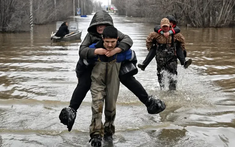 Enchentes na Rússia afetam mais de 10 mil prédios residenciais