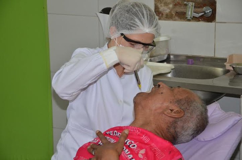 Idosos do Abrigo de São Miguel são atendidos por equipe de Saúde Bucal