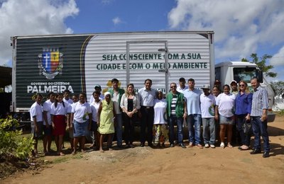 Prefeitura de Palmeira entrega caminhão de coleta seletiva a catadores da Acamrpi 
