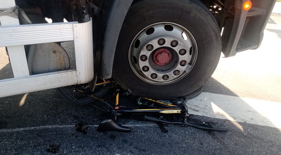 Ciclista fica ferido após ser atingido por caminhão na Zona Sul de Aracaju / Foto: Foto: SMTT/Divulgação