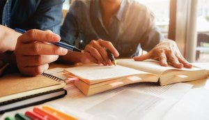 conceito-de-educacao-estudante-estudando-e-brainstorming-conceito-de-campus-perto-de-estudantes-discutindo-seu-assunto-em-livros-ou-livros-didaticos-foco-seletivo_1418-627