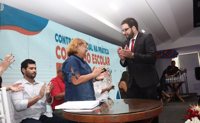 Secretário de Educação empossa conselheiros escolares e destaca democracia na tomada de decisões
