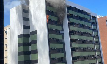Chamas atingem apartamento