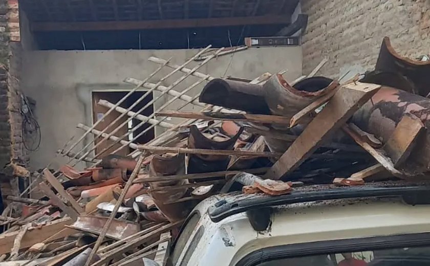 Casa desaba deixando idoso ferido e população alarmada; moradores culpam mineradora