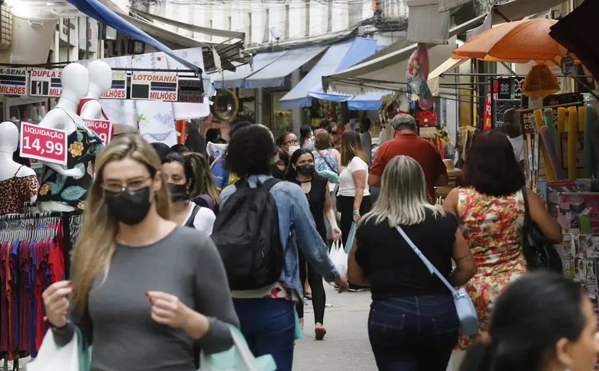 Índice de média móvel trimestral do varejo cai 0,2% em agosto, aponta IBGE