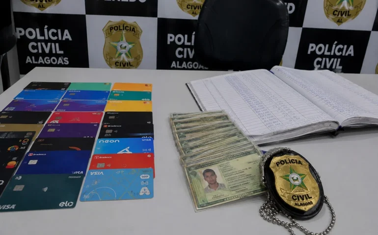 Suspeito de agiotagem é preso em Penedo com quase 200 cartões de crédito retidos