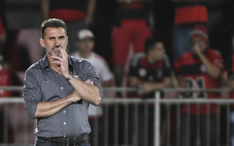 Chapecoense demite técnico Vagner Mancini e analisa nome de Argel Fucks