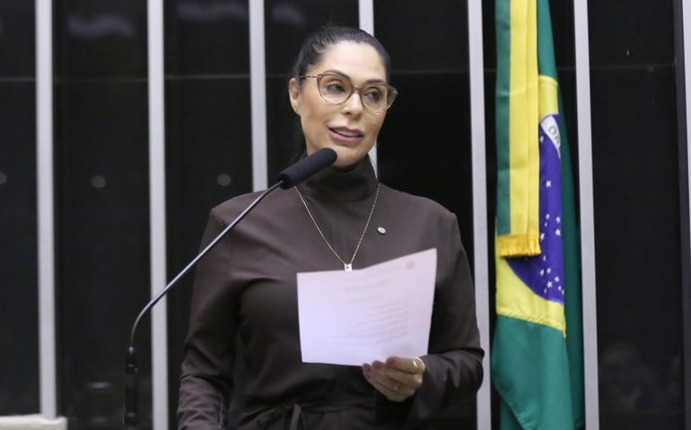 Comissão aprova projeto que obriga plataformas digitais a prevenir suicídio e automutilação