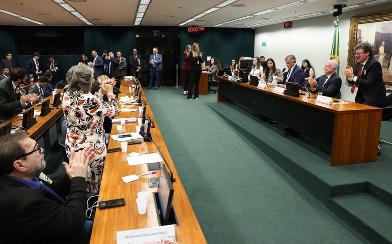 CCJ aprova admissibilidade de propostas que acabam com escala 6x1