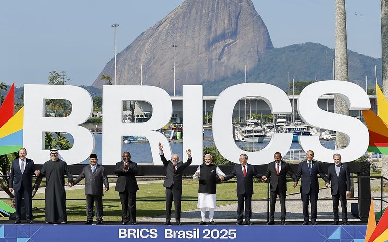 Lula diz que não recuou ideia de moeda própria do Brics