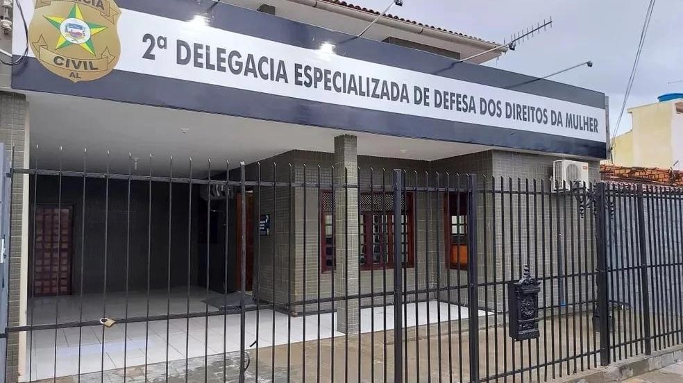 Homem é preso após agredir esposa e enteada no bairro Clima Bom, em Maceió
