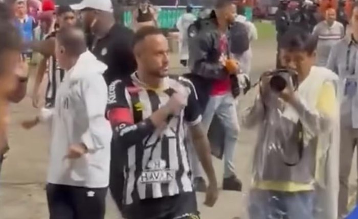 Neymar mostrando escudo do Santos para a torcida do CRB