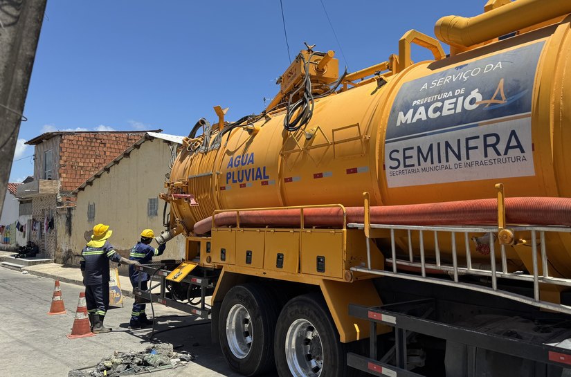 Mais de 200 toneladas de entulhos são retirados de esgotos em Maceió