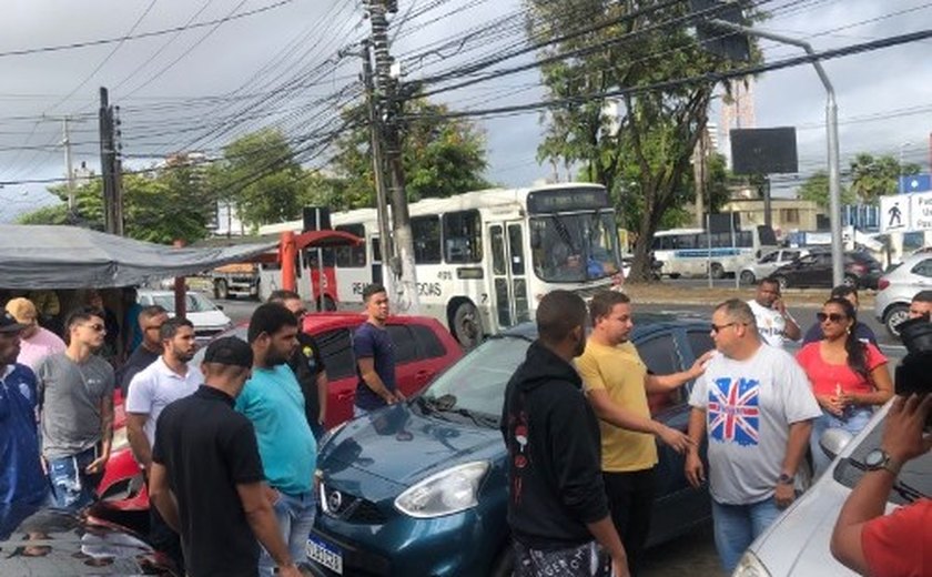 Motoristas de aplicativo fazem protesto após morte de colega; veja vídeo