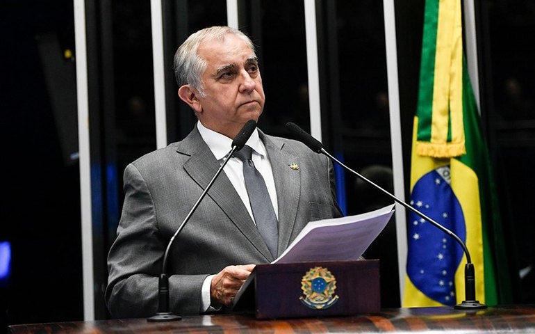 Izalci lê ofício da Associação dos Prestadores de Serviço do Senado