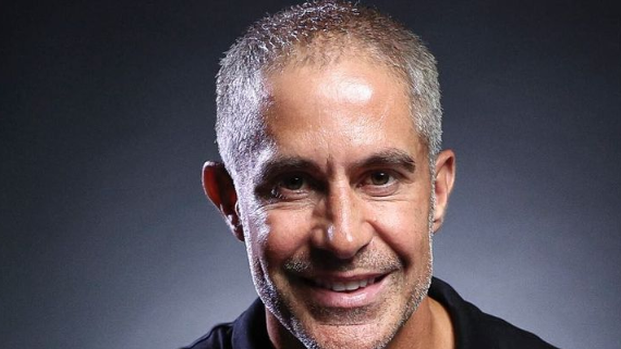 Sylvinho recebe prêmio concedido a albaneses que brilham no mundo pelo bom trabalho na seleção