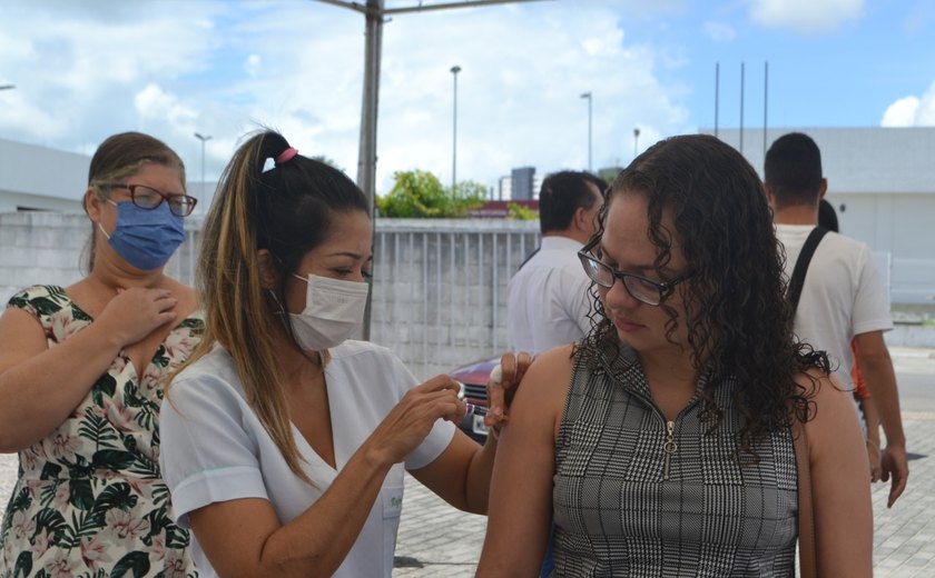 Advogados recebem última dose de vacina contra H1N1 e H3N2 no interior de Alagoas