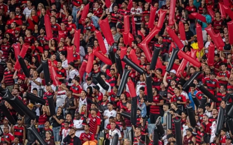 Flamengo é multado pela Conmebol após torcida soltar 34 bombas em jogo da Libertadores