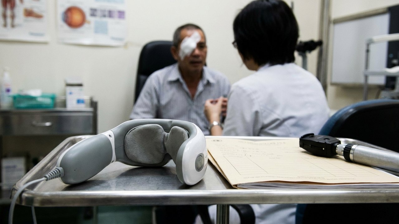 Homem sofre lesão na retina após usar massageador elétrico nos olhos
