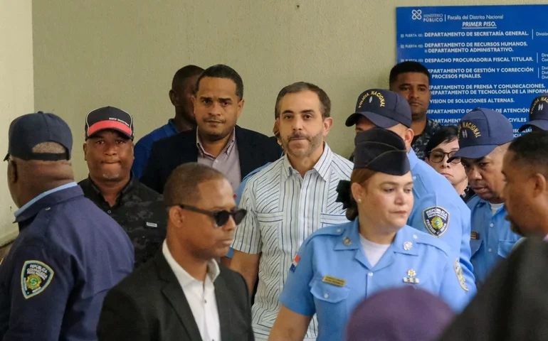 Proprietários da boate dominicana onde 236 pessoas morreram no desabamento irão a julgamento.