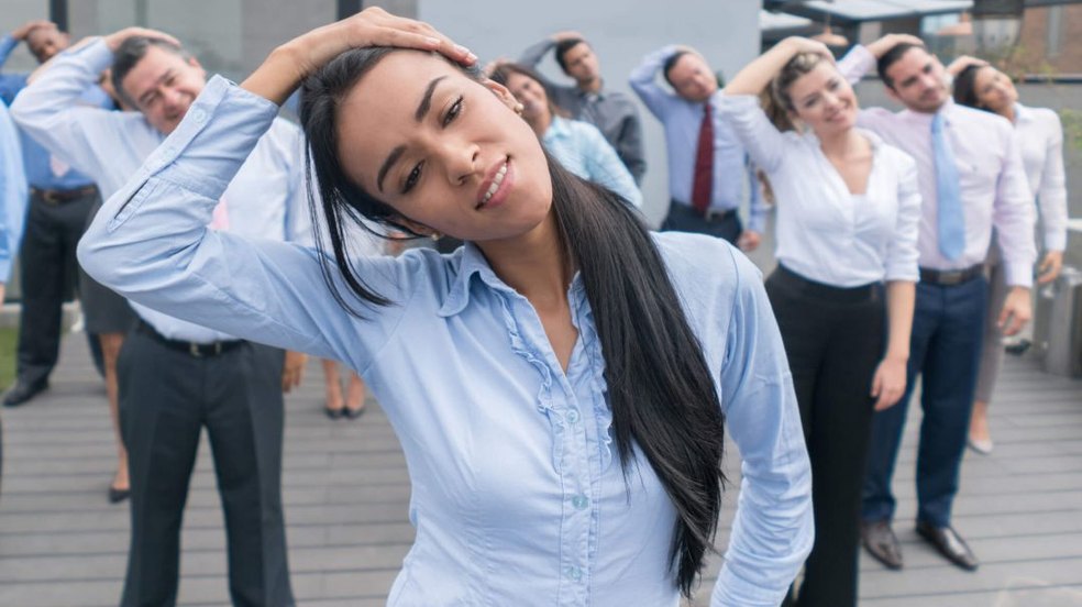 Fisioterapeuta explica como se prevenir dos perigos de trabalhar sentado por muito tempo