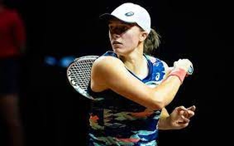 Alcaraz e Medvedev caem em Toronto; Swiatek ganha em Montreal e soma 50ª vitória no ano