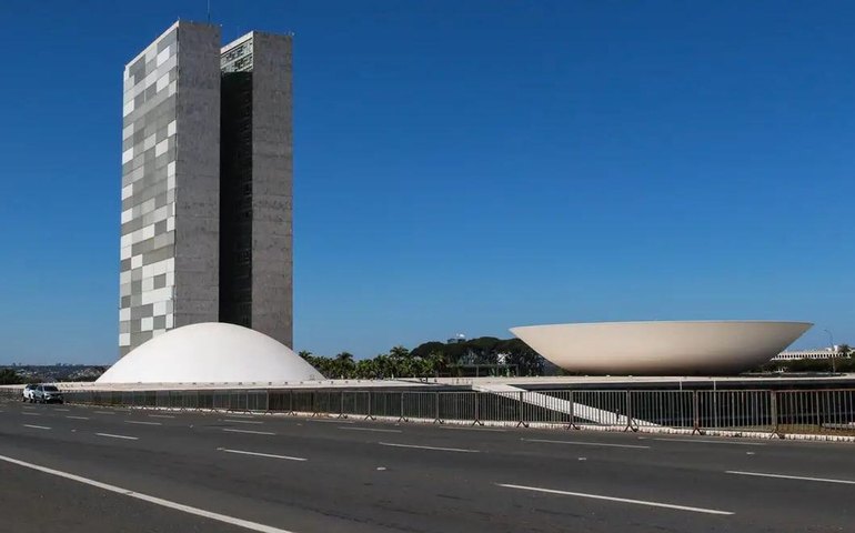 Avanços sociais no Brasil expõem impasse fiscal e risco de colapso da máquina pública, diz mídia