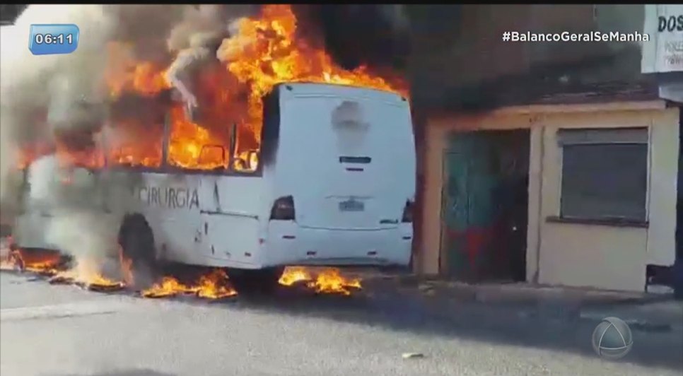Onibus pega fogo no MF 2