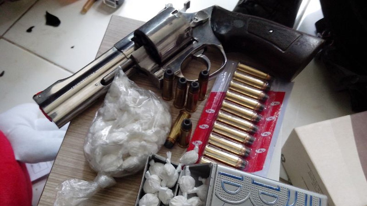 Dois homens são presos com cocaína,maconha e dinheiro