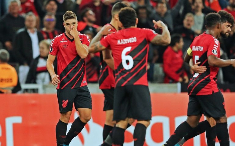 Athletico-PR derrota o Libertad e se aproxima da vaga nas oitavas da Libertadores