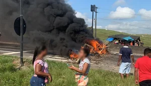 Moradores queimam pneus e fecham trecho da BR-101 em Sergipe