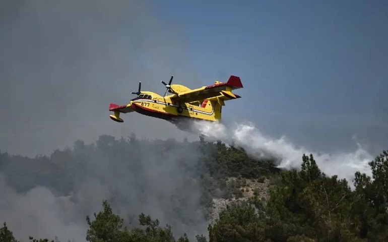 Incêndio florestal na Grécia é o maior já registrado na UE; ao menos 21 pessoas morreram