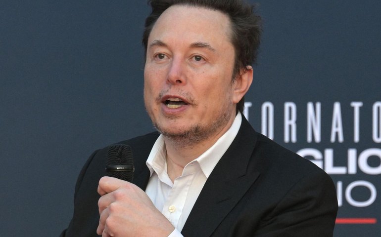 Enviado especial de Trump pede a Musk que torne a Starlink gratuita no Irã