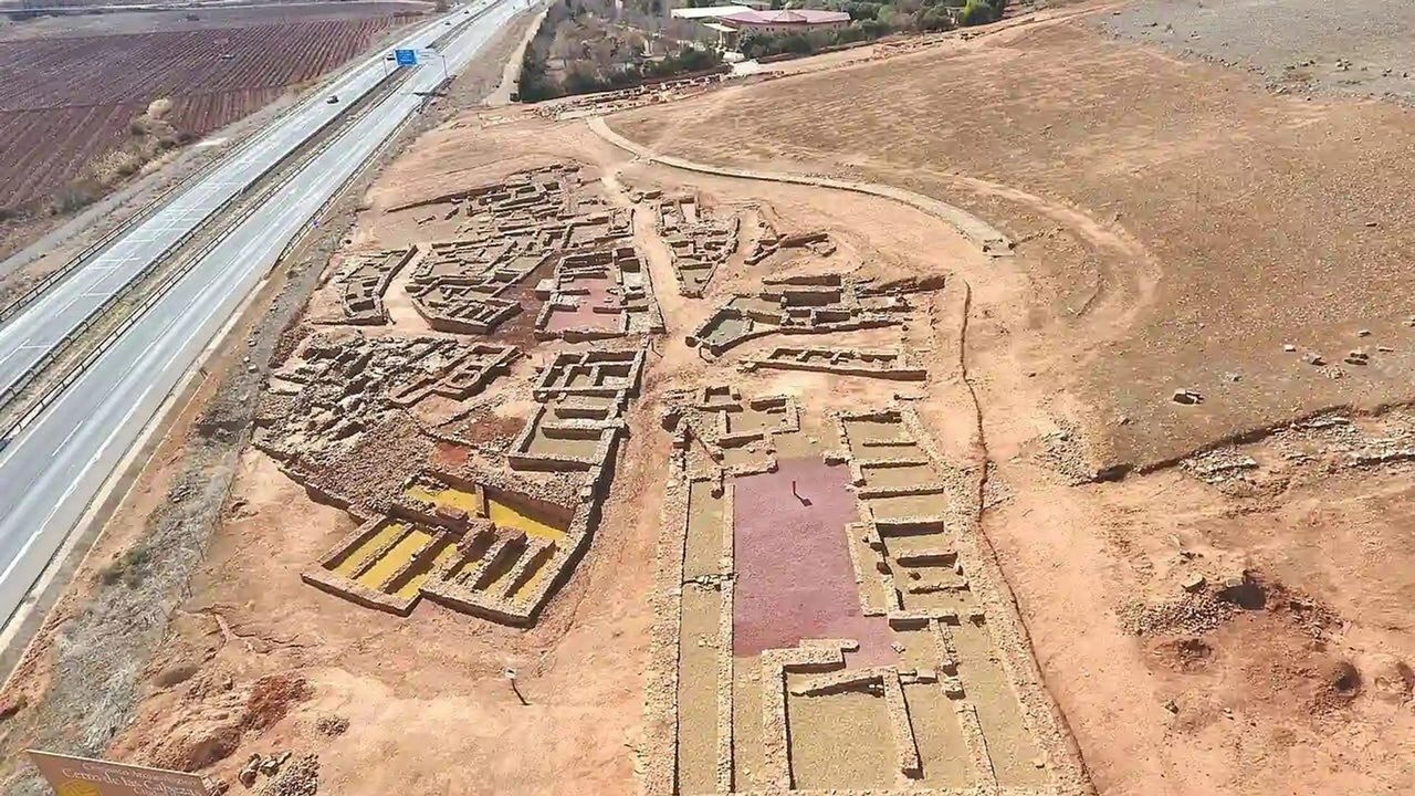 Cientistas revelam sepultamento com chifres de veado em povoado ibérico antigo na Espanha (FOTOS)