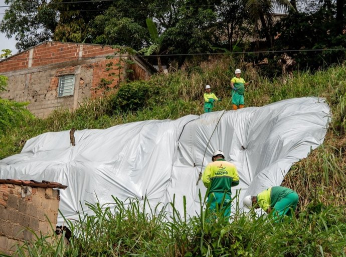 Equipes iniciam instalação de lonas em quatro regiões da capital