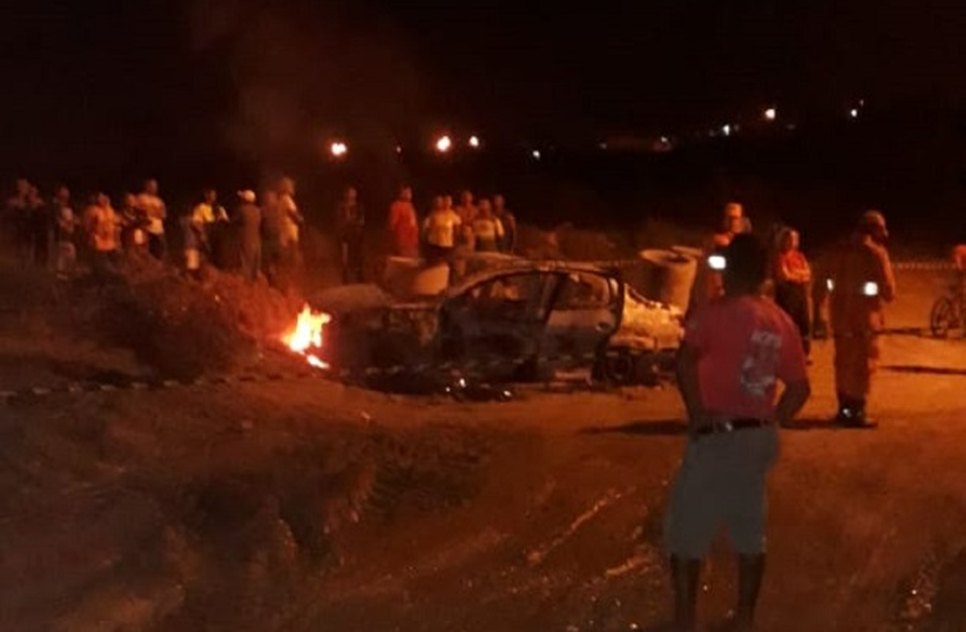 carro incendiado com homem dentro