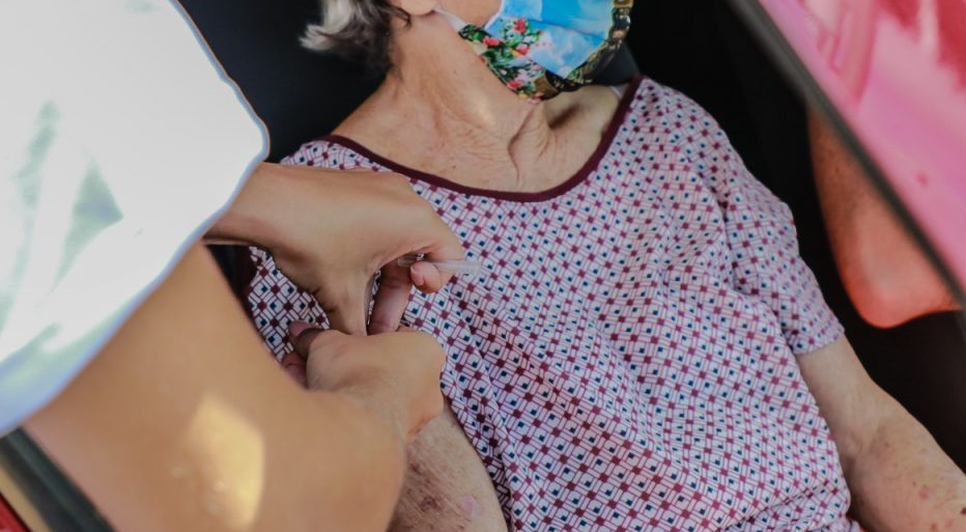 Sergipe imuniza idosos acima de 70 anos com quarta dose contra Covid-19 / Foto: Foto: SES/SE