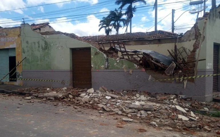 Prédio abandonado desaba na Praça do Skate em Palmeira dos Índios