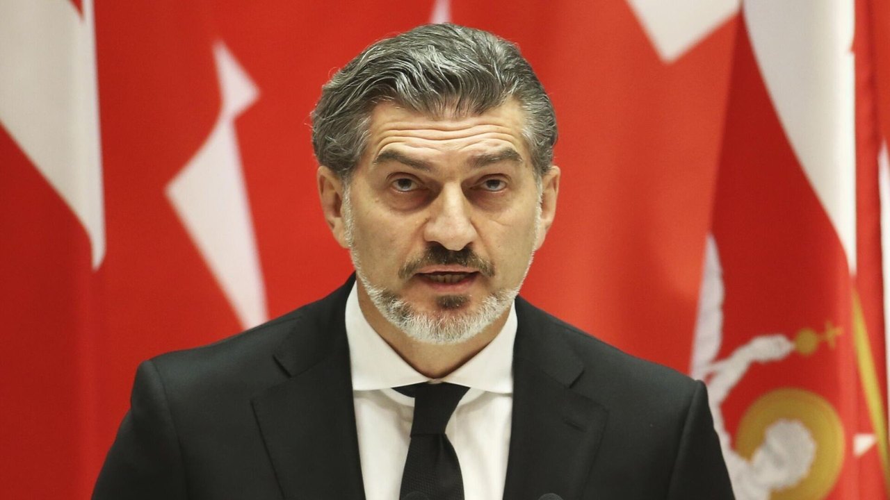 Geórgia: Mikheil Kavelashvili assume presidência em meio a protestos