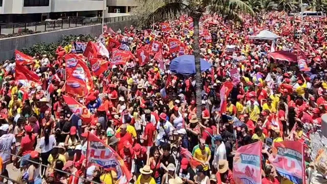 Caminhada da Virada reúne multidão em apoio a Lula na orla de Maceió; veja vídeo