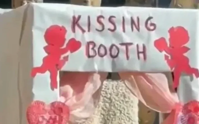 Animais do zoológico de São Francisco comemoram o Dia dos Namorados com uma adorável cabine de beijos.